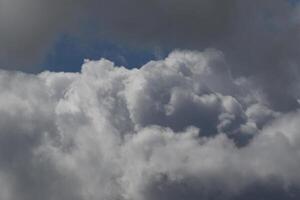 Cloudscape escenario, nublado clima encima oscuro azul cielo. tormenta nubes flotante en un lluvioso aburrido día con natural ligero. blanco y gris escénico ambiente antecedentes. naturaleza vista. foto