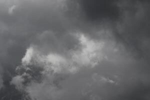 Cloudscape escenario, nublado clima encima oscuro azul cielo. tormenta nubes flotante en un lluvioso aburrido día con natural ligero. blanco y gris escénico ambiente antecedentes. naturaleza vista. foto