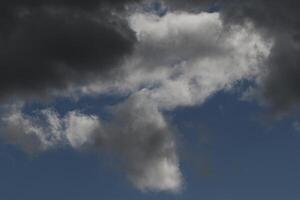 Cloudscape escenario, nublado clima encima oscuro azul cielo. tormenta nubes flotante en un lluvioso aburrido día con natural ligero. blanco y gris escénico ambiente antecedentes. naturaleza vista. foto