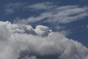 Cloudscape escenario, nublado clima encima oscuro azul cielo. tormenta nubes flotante en un lluvioso aburrido día con natural ligero. blanco y gris escénico ambiente antecedentes. naturaleza vista. foto