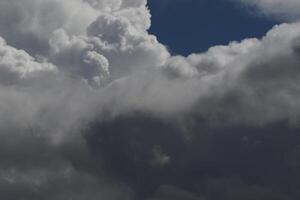 Cloudscape escenario, nublado clima encima oscuro azul cielo. tormenta nubes flotante en un lluvioso aburrido día con natural ligero. blanco y gris escénico ambiente antecedentes. naturaleza vista. foto