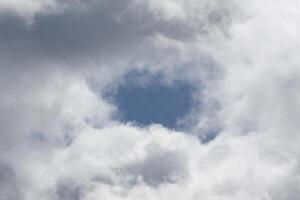 Cloudscape escenario, nublado clima encima oscuro azul cielo. tormenta nubes flotante en un lluvioso aburrido día con natural ligero. blanco y gris escénico ambiente antecedentes. naturaleza vista. foto