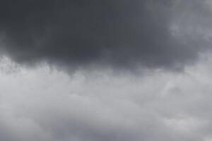 Cloudscape escenario, nublado clima encima oscuro azul cielo. tormenta nubes flotante en un lluvioso aburrido día con natural ligero. blanco y gris escénico ambiente antecedentes. naturaleza vista. foto