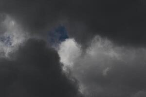 Cloudscape escenario, nublado clima encima oscuro azul cielo. tormenta nubes flotante en un lluvioso aburrido día con natural ligero. blanco y gris escénico ambiente antecedentes. naturaleza vista. foto