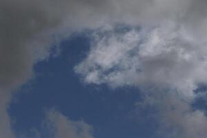 Cloudscape escenario, nublado clima encima oscuro azul cielo. tormenta nubes flotante en un lluvioso aburrido día con natural ligero. blanco y gris escénico ambiente antecedentes. naturaleza vista. foto