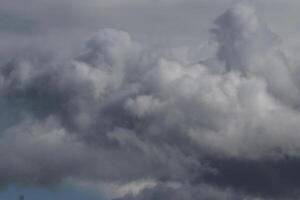 Cloudscape escenario, nublado clima encima oscuro azul cielo. tormenta nubes flotante en un lluvioso aburrido día con natural ligero. blanco y gris escénico ambiente antecedentes. naturaleza vista. foto