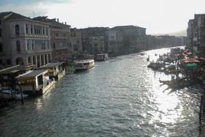 Venecia grandioso canal, con sus icónico devanado camino acuático flanqueado por histórico edificios y bullicioso actividad, personifica el encanto y seducir de el encantador ciudad de Venecia foto