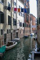 Venecia grandioso canal, con sus icónico devanado camino acuático flanqueado por histórico edificios y bullicioso actividad, personifica el encanto y seducir de el encantador ciudad de Venecia foto