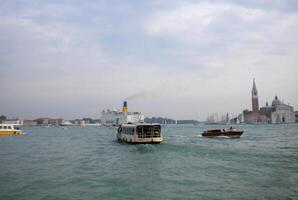 Venecia grandioso canal, con sus icónico devanado camino acuático flanqueado por histórico edificios y bullicioso actividad, personifica el encanto y seducir de el encantador ciudad de Venecia foto