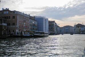 Venecia grandioso canal, con sus icónico devanado camino acuático flanqueado por histórico edificios y bullicioso actividad, personifica el encanto y seducir de el encantador ciudad de Venecia foto