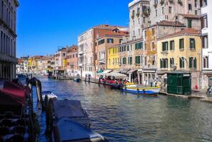 Venecia grandioso canal, con sus icónico devanado camino acuático flanqueado por histórico edificios y bullicioso actividad, personifica el encanto y seducir de el encantador ciudad de Venecia foto