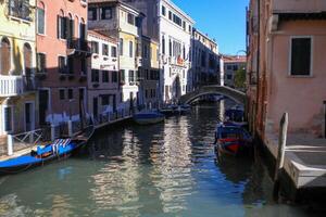 Venecia grandioso canal, con sus icónico devanado camino acuático flanqueado por histórico edificios y bullicioso actividad, personifica el encanto y seducir de el encantador ciudad de Venecia foto