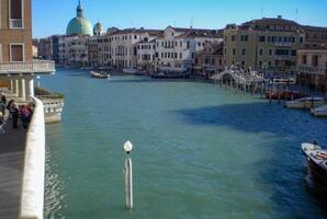 Venecia grandioso canal, con sus icónico devanado camino acuático flanqueado por histórico edificios y bullicioso actividad, personifica el encanto y seducir de el encantador ciudad de Venecia foto