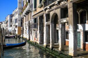 Venecia grandioso canal, con sus icónico devanado camino acuático flanqueado por histórico edificios y bullicioso actividad, personifica el encanto y seducir de el encantador ciudad de Venecia foto