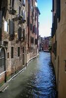 Venecia grandioso canal, con sus icónico devanado camino acuático flanqueado por histórico edificios y bullicioso actividad, personifica el encanto y seducir de el encantador ciudad de Venecia foto