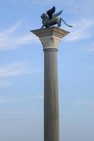 Venecia grandioso canal, con sus icónico devanado camino acuático flanqueado por histórico edificios y bullicioso actividad, personifica el encanto y seducir de el encantador ciudad de Venecia foto