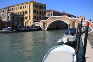 Venecia grandioso canal, con sus icónico devanado camino acuático flanqueado por histórico edificios y bullicioso actividad, personifica el encanto y seducir de el encantador ciudad de Venecia foto