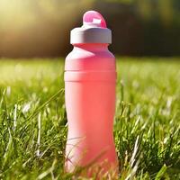 botella de deporte bebida en césped, naturaleza fondo, salud vida concepto foto