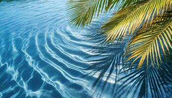 oscuridad de palma hojas en ondulación azul agua superficie, tropical antecedentes foto