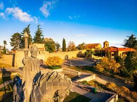 telavi, Georgia - 6to noviembre, 2022 - aéreo cerca arriba Monumento de Rey erekle ii . hermosa ver de kakheti paisaje desde telavi. alazani Valle y rojo techo casas en kakheti foto