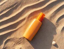 Bosquejo spf proteccion loción botella en arena en el verano playa, protector solar piel cuidado foto