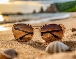 Gafas de sol en arena en el bestia, caliente verano vacaciones hora foto