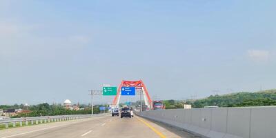 batán, Indonesia en marzo 8 2023. el Kalikuto puente es el nuevo icono de el semarang batang Peaje la carretera. t foto