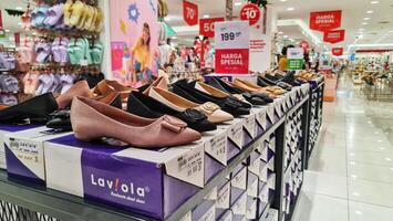 bekasi, Indonesia en diciembre 20 2023. laviola marca De las mujeres Zapatos local indonesio marca a el matahari centro comercial Tienda foto