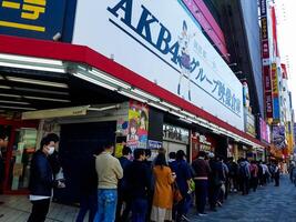 tokio, Japón en abril 15, 2019. el akb48 teatro es un teatro dónde akb48 es situado en el 8vo piso, don quijote descuento tienda edificio, foto