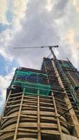 Point of view of someone who is looking up where he sees an apartment building construction, photo