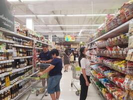 bangkok, Tailandia en julio 22 2023. el atmósfera a el grande C Departamento Tienda es muy ocupado foto