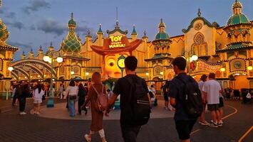 osaka, Japón en septiembre 30, 2023. visitantes a universal estudio Japón multitud el juguete historia manía paseo a noche. uno de el popular juegos y un debe tratar cuando usted Vamos a usj. foto