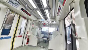 Jacarta, Indonesia en diciembre 7, 2023. interior de un indonesio de propiedad estatal lrt ligero carril tránsito foto