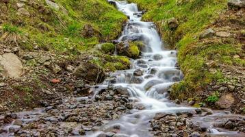 largo exposición de un cascada en un rocoso paisaje en Islandia foto