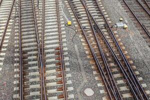 múltiples vías férreas con cruces en una estación ferroviaria en perspectiva y vista de pájaro foto