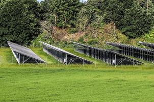 generar energía limpia con módulos solares en un gran parque en el norte de europa foto