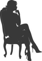 silueta mujer sentado en el silla negro color solamente vector