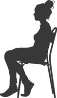 silueta mujer sentado en el silla negro color solamente vector