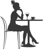 silueta mujer sentado a un mesa en el café bar restaurante negro color solamente vector
