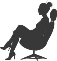 silueta mujer sentado en el silla negro color solamente vector