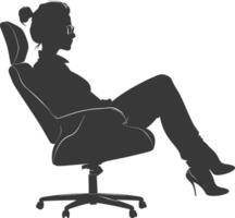 silueta mujer sentado en el silla negro color solamente vector