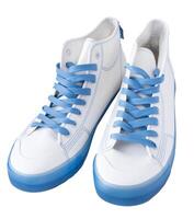 blanco zapatillas con azul cordones Deportes casual Zapatos aislado en blanco antecedentes. foto