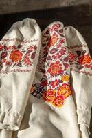 ucranio ropa bordado camisa. rojo naranja y negro hilos antecedentes. vyshyvanka es un símbolo de Ucrania. bordado cruzar puntadas. nacional ucranio puntada. tradicional ropa símbolo foto