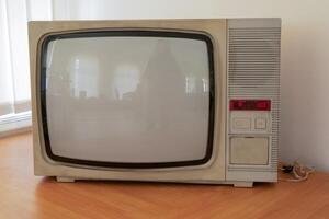 viejo televisor aislado sobre fondo blanco foto
