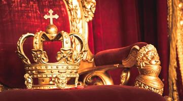 antiguo corona en rojo terciopelo. antiguo símbolo de autoridad, lujo, monarquía, nobleza foto