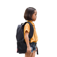 asiático pequeño niña con grande mochila aislado en transparente antecedentes. espalda a colegio concepto. png