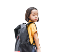 asiatisch wenig Mädchen mit groß Rucksack isoliert auf transparent Hintergrund. zurück zu Schule Konzept. png