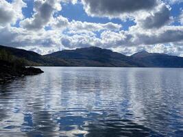 un ver de lago lomond en Escocia en un soleado día foto