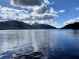 un ver de lago lomond en Escocia en un soleado día foto