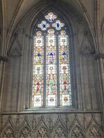 York en el Reino Unido en 30 marzo 2024. un ver de un manchado vaso ventana en York catedral foto